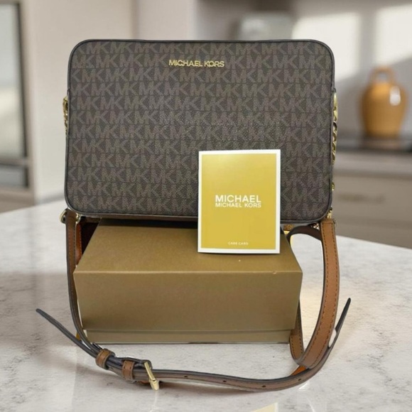 Micheal Kors Crossbody Jet Set Large Logo
Print 10"W x 2.5" D x 6.5"H NWT - Picture 11 of 12